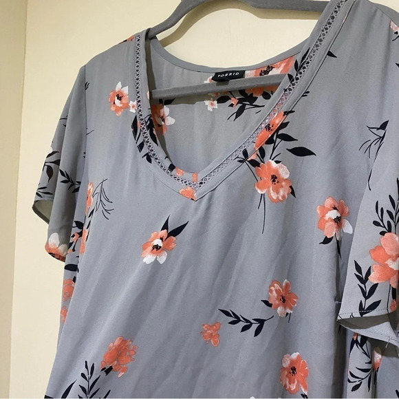 Womens Torrid Grey Casual Eyelet Short Sleeve Floral V-Neck Blouse Shirt size 1X - Picture 14 of 16